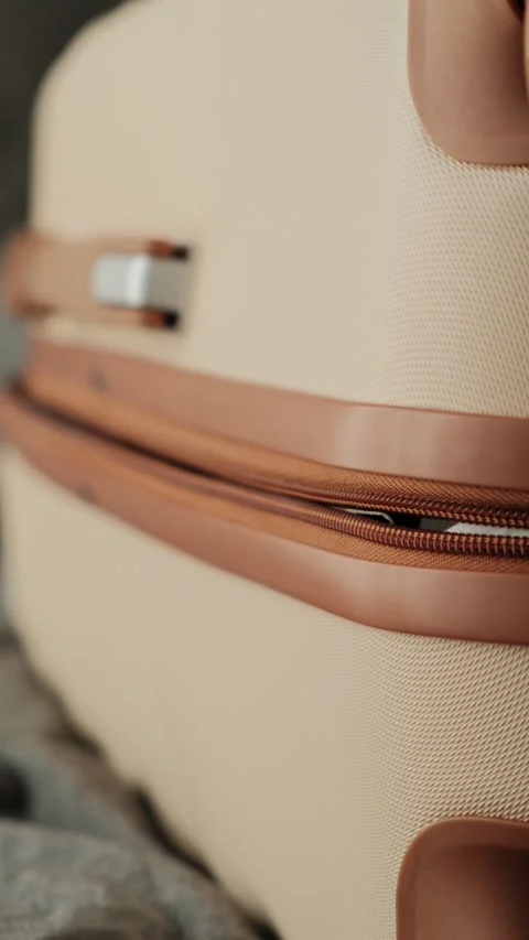 Close up of hands opening an overpacked suitcase with poorly organized clothes 库存影片 346242399