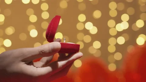 Close-up of hands opening a red box for a wedding ring and jewelry Valentines Vidéo 232407111
