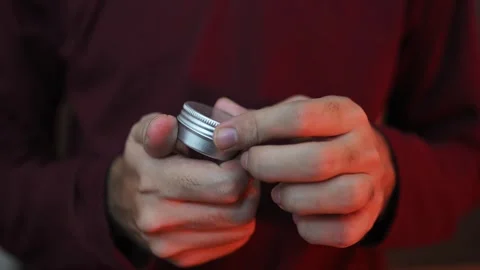 Close Up of Hands Opening Small Metal Cosmetic Jar 库存影片 337847427