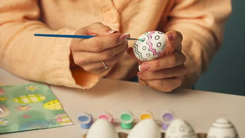Close-up Of Hands Painting Easter Egg With Colorful Zigzags And Dots Using Fine 스톡 동영상 331094486