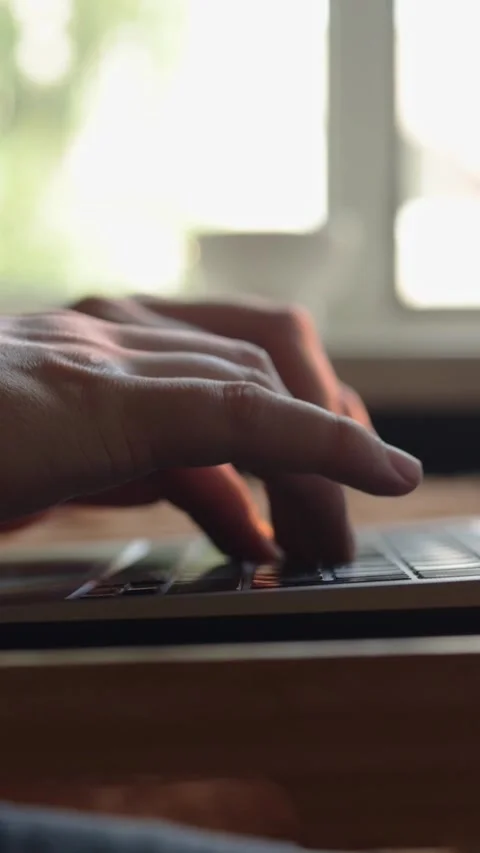 Close-up of hands playing acoustic guitar strings with sunlight streaming Vidéo 343838136