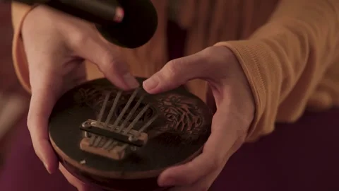 Close-Up of Hands Playing Kalimba – Warm Lighting and Intimate Sound Recording 스톡 동영상 310558526