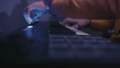 Close Up Hands Playing Piano Keyboard Alesis 49 库存影片 159536795