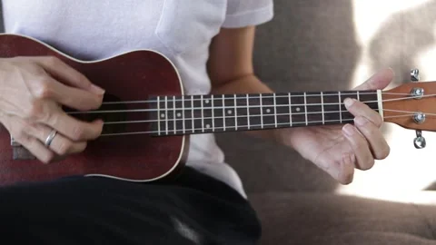 Close up hands playing ukulele. 스톡 동영상 135590498