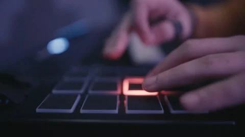 Close Up Hands Playing USBMIDI Keyboard Controller With Led Touchpad 库存影片 159536930