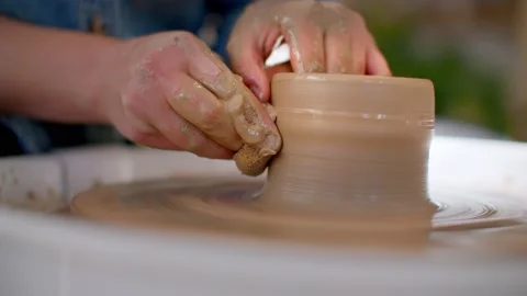Close up of hands in pottery studio pulling walls on pottery wheel 库存影片 221949773