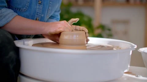 Close up of hands in pottery studio shaping clay on pottery wheel 库存影片 221949783