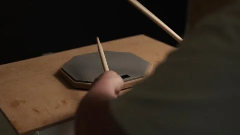 Close-up of hands practicing drumming on a practice pad with drumsticks Vidéo 341737536