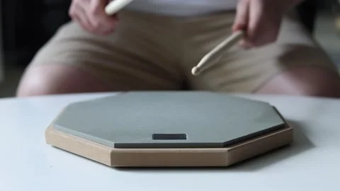 Close-up of hands practicing drumming on a practice pad Vidéo 341969270