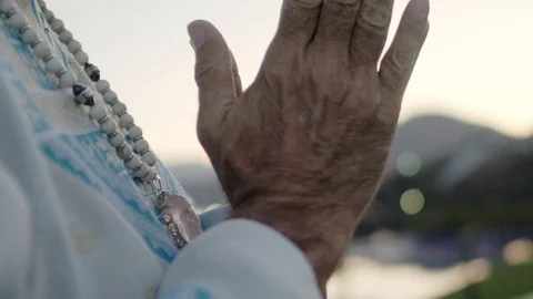 CLOSE UP TO A HANDS PRAYING Vidéo 107306457