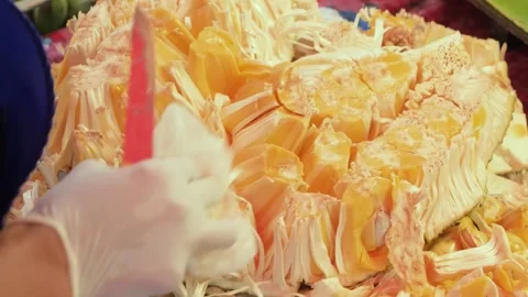 Close-up of Hands Preparing Fresh Jackfruit for Sale Vídeo Stock 345636021
