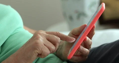 Close-up of hands pressing on smartphone screen Stock-Footage 118672464