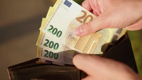 Close-up of hands pulling crisp 200 Euro banknotes out of a brown leather w.. Stock Footage 335652839