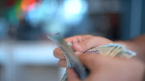 Close-up of hands quickly counting 100 lei Romanian banknotes Video stock 315051031