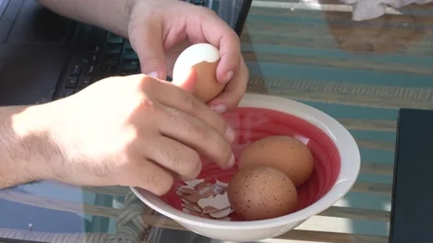Close-up hands removing the shell of a boiled egg to eat as breakfast in the 库存影片 155817530
