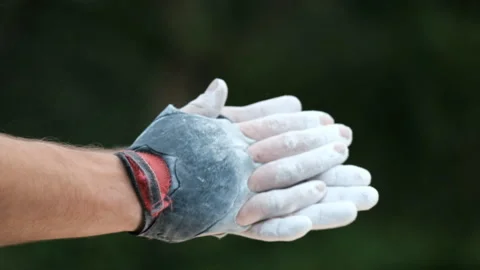 Close - up hands of a rock climber in gloves and chalk. Vídeo Stock 147400953