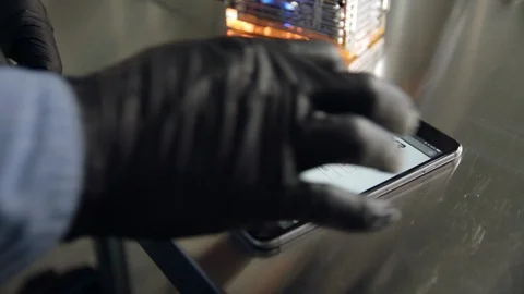 Close up hands of scientist controlling pro pcr tube box Видео 112159521