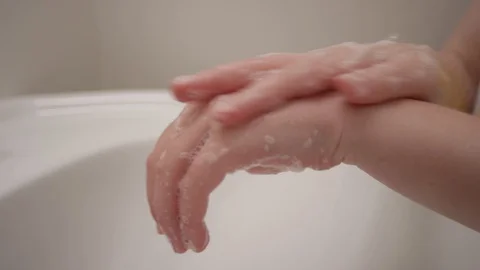 Close up of hands scrubbing thoroughly and making soap bubbles in slow motion Stock-Footage 128919074