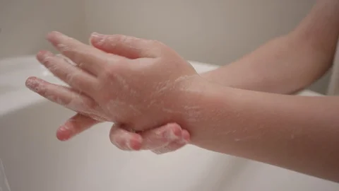 Close up of hands scrubbing thoroughly and making soap bubbles in slow motion Stock-Footage 128919342