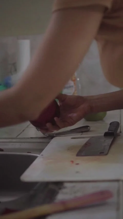 Close up of hands slicing beetroot and washing vegetables Видео 341892891