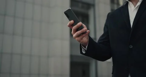 Close up Hands of Successful Entrepreneur using Mobile Phone for work, outdoors Vídeo Stock 171595789