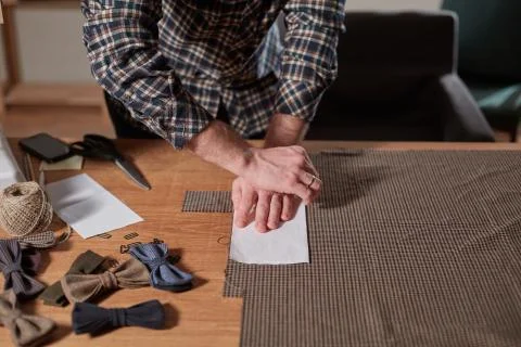 Close-up hands of Tailor, cutting wool fabric. Craftsman Makes rectangular Foto stock