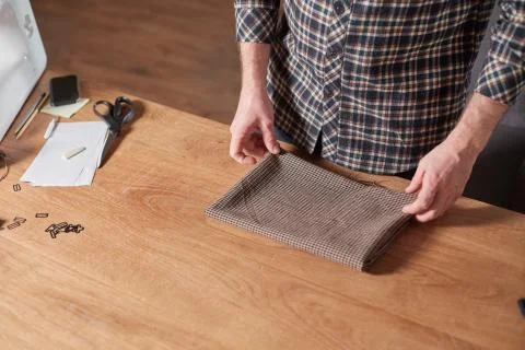 Close-up hands of Tailor, cutting wool fabric. Craftsman Makes rectangular 스톡 사진