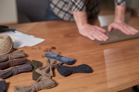 Close-up hands of Tailor, cutting wool fabric. Craftsman Makes rectangular 스톡 사진