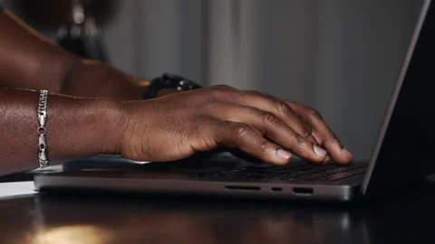 Close up of hands typing on laptop during office work. Vídeo Stock 347813298