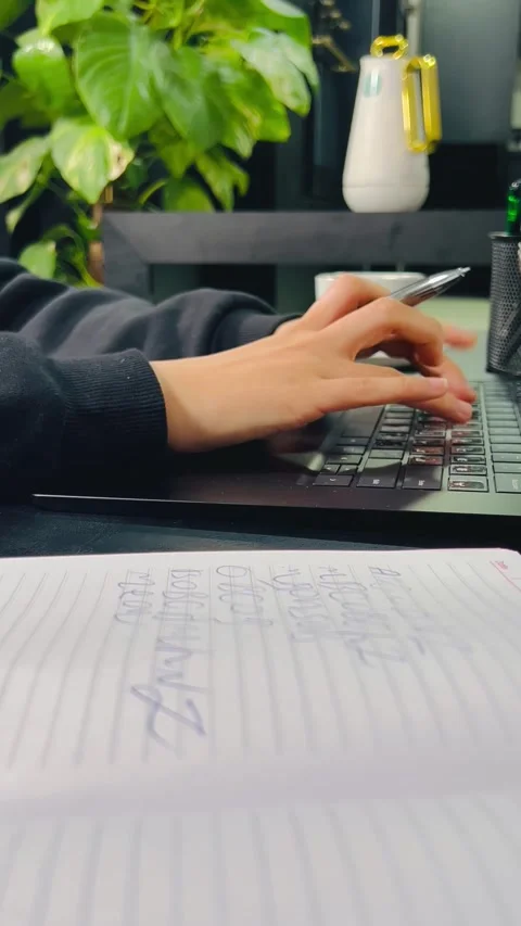 Close-up of hands typing on a laptop Vídeos de archivo 336136114