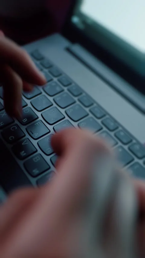 Close-up of hands typing on laptop keyboard Vídeos de archivo 322568966