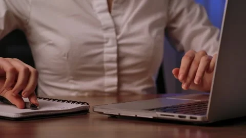 Close Up of Hands Typing on Laptop Keyboard Vídeo Stock 323859308