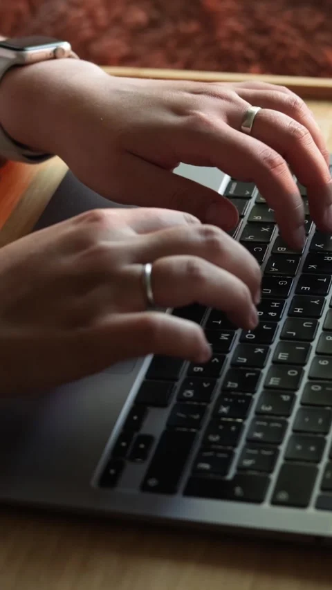 Close up of hands typing on a laptop keyboard, working remotely Vidéo 343838178