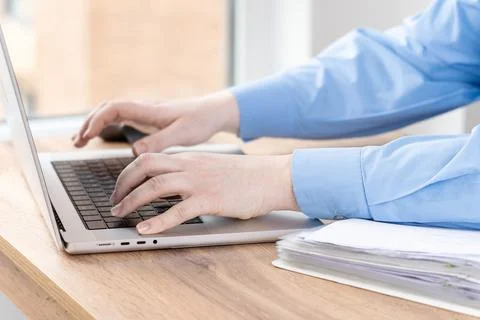 Close-up: hands typing on a laptop Fotos Stock