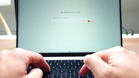 Close up of hands typing in a prompt in Claude Chat using Opus 4.7. 库存影片 334962168