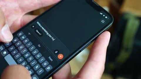 Close up of hands typing in a prompt in Claude Chat using Opus 4.7 on a mobile Vidéo 334962236