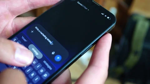 Close up of hands typing a prompt in the Google Gemini app on a mobile phone 库存影片 334962637