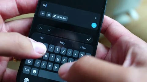 Close up of hands typing a prompt in Venice AI on a mobile phone. 库存影片 334962356
