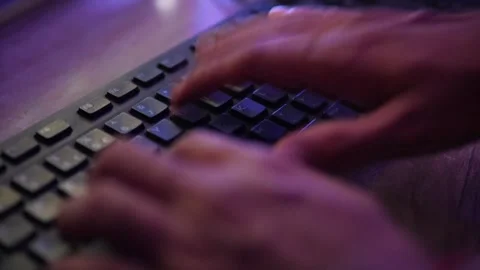 Close Up Hands Typing Quickly on a Computer Keyboard for Digital Work Видео 345363602