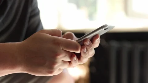 Close-up of hands typing on a smartphone with a blurred background Vidéo 342280542