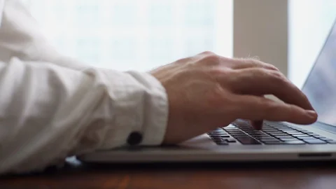 Close-up of hands of unrecognizable businessman typing on laptop computer. Vídeos de archivo 130071580