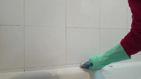 Close-up hands of unrecognizable man in gloves cleaning toilet bowl 库存影片 335001255