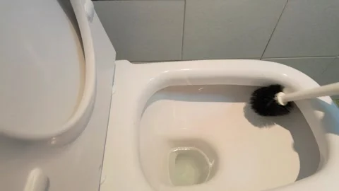 Close-up hands of unrecognizable man in gloves cleaning toilet bowl 库存影片 335001285