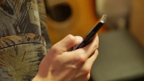 Close-up hands using mobile phone touchscreen scroll up and down an push button Stockbeeldmateriaal 72510241