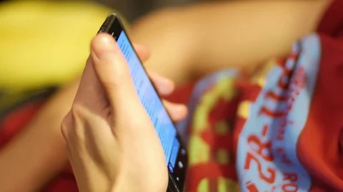 Close-up hands using mobile phone touchscreen scroll up and down an push button Stockbeeldmateriaal 72520291