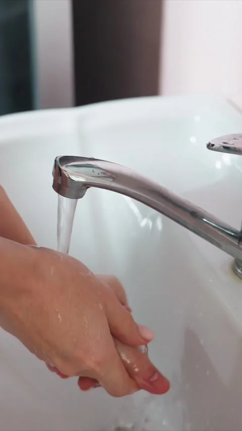Close up Hands Washing Under Running Faucet showing water sink chrome cleaning Vídeo Stock 346795064