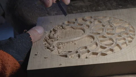 Close up hands of a wood carver using a small chisel to make a relief carving Vídeos de archivo 240698218