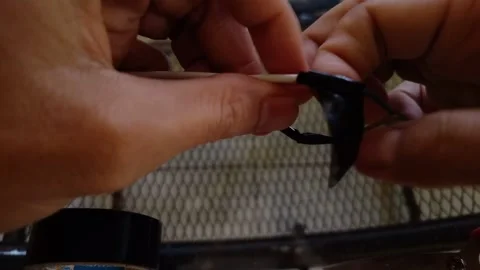 Close up of Hands wrapping smooth black electrical tape Vidéo 332915892