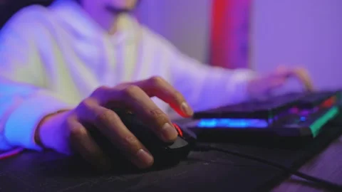 Close-up of the hands of a young gamer playing an online shooter Vidéo 144369778