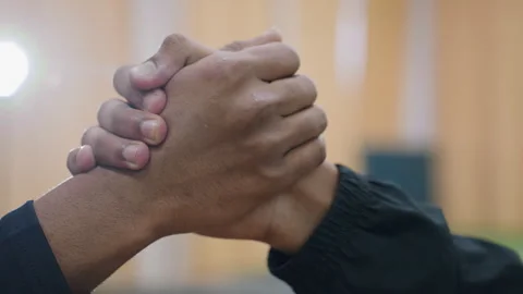 Close Up Handshake Between Two Men With Bright Light In Background Vidéo 319212778